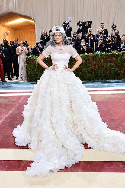Kylie Jenner combinó un voluminoso vestido de Off-White con una gorra con tul.
