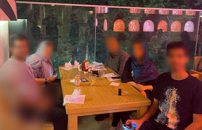 Rostam y su familia en una fotografía sin datar y los rostros borrados para protegerlos de posibles represalias por parte de los gobiernos de Irán y Estados Unidos.
