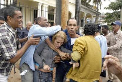 El disidente Darsi Ferrer (en el centro, con camisa azul) es expulsado de un parque en diciembre de 2006.