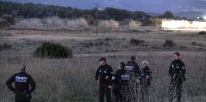 Un grupo de polic&iacute;as locales rastrean la zona de Calvi&aacute;, el pasado 3 de diciembre. 