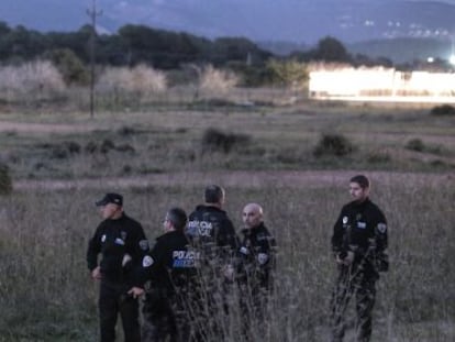 Un grupo de polic&iacute;as locales rastrean la zona de Calvi&aacute;, el pasado 3 de diciembre. 