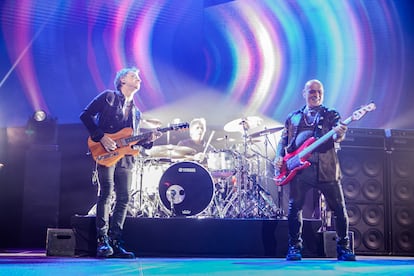 Richard Coleman y los ex miembros de Soda Stereo, Charly Alberti y Zeta Bosio, se presentan durante un espectáculo tributo a Soda Stereo, en Buenos Aires.
