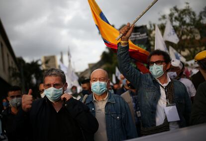 Pablo Catatumbo, Carlos Antonio Lozada y Pastor Alape, excomandantes de las FARC, marchan en Bogotá