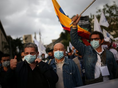 Pablo Catatumbo, Carlos Antonio Lozada y Pastor Alape, excomandantes de las FARC, marchan en Bogotá para reclamar garantías de seguridad, en noviembre de 2020.