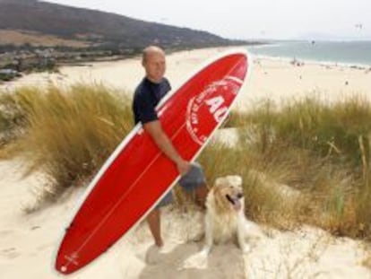 Herbert Neumann empresario de la localidad de Tarifa posando en la playa de Valdevaqueros.