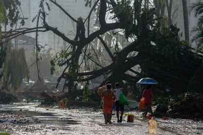 Habitantes de la zona centro  abandonan Acapulco luego del paso del huracán 'Otis', el 27 de octubre.