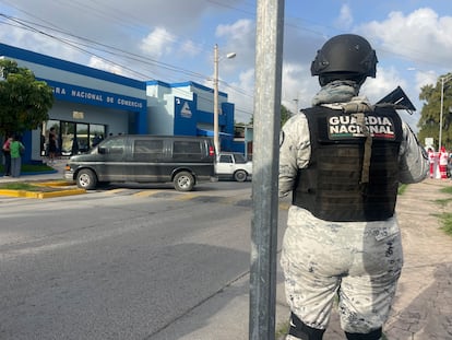Un agente de la Guardia Nacional resguarda la zona donde fue asesinado Julio Almanza presidente de la Federación de Cámaras Nacionales de Comercio, en Matamoros (México). El 30 de julio del 2024.