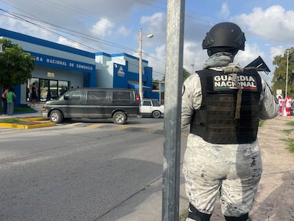 A National Guard officer in front of the National Chamber of Commerce, where Almanza Armas was murdered, on July 30.