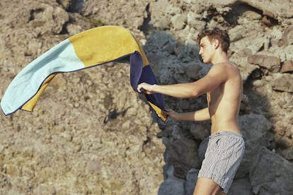 Tucca reinventa la toalla de playa con piquetas que impiden que se vuele y un bolsillo interior impermeable y con cremallera.