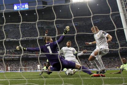 Los defensas del Real Madrid Sergio Ramos y Pepe luchan por el balón ante Joe Hart, portero del Manchester City.