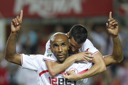 Negredo abraza a Kanouté tras un gol del Sevilla.