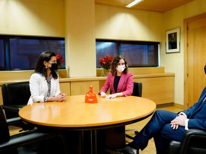 Rocío Monasterio con Isabel Díaz Ayuso y el consejero de Economía, Javier Fernández-Lasquetty.