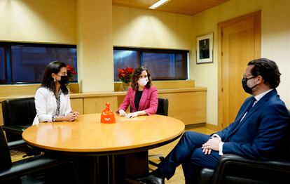 Rocío Monasterio con Isabel Díaz Ayuso y el consejero de Economía, Javier Fernández-Lasquetty.