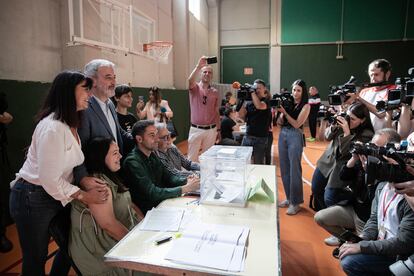 El candidato del PSC, Jaume Collboni, posa con los componentes de la mesa electoral en la Escuela Grèvol de la capital catalana. 