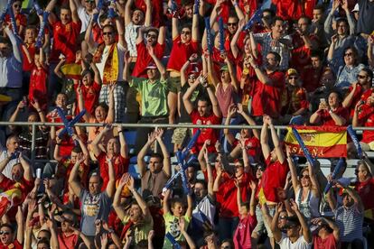 Aficionados de la selección española animan al equipo durante el partido amistoso que disputan frente a Georgia.