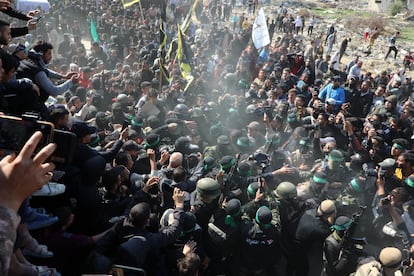 La rehén israelí, Arbel Yehud, es entregada por Hamás a la Cruz Roja en Jan Yunis, en el sur de Gaza, este jueves.