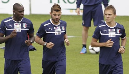 Balotelli, Nocerino y Criscito, en la concentración de Italia.