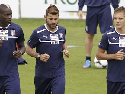 Balotelli, Nocerino y Criscito, en la concentración de Italia.