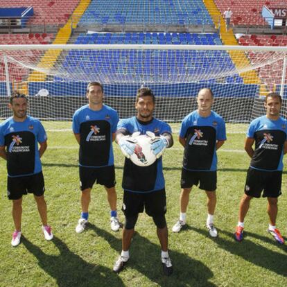 Javi Venta, Ballesteros, Munúa, Nano y Juanfran (de izquierda a derecha), defensas y portero del Levante.