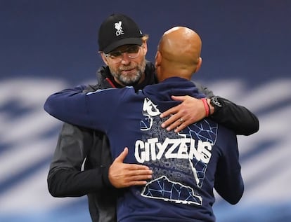 Guardiola felicita a Klopp tras proclamarse campeón de Premier, antes del último City-Liverpool, el pasado julio.