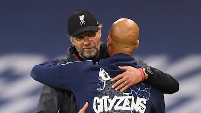 Guardiola felicita a Klopp tras proclamarse campeón de Premier, antes del último City-Liverpool, el pasado julio.