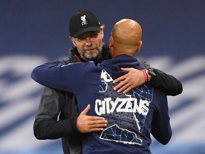 Guardiola felicita a Klopp tras proclamarse campeón de Premier, antes del último City-Liverpool, el pasado julio.