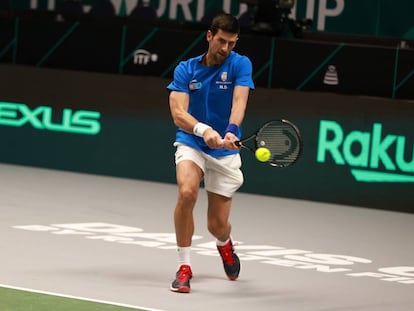 Novak Djokovic pelotea en la pista de Innsbruck durante un entrenamiento. / @COPADAVIS