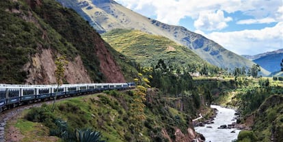 El tren es el único medio de acceso a Machu Picchu. Peru Rail, Belmond Hiram Bingham e Inca Rail ofrecen trayectos hasta Aguas Calientes desde el Valle Sagrado y Cuzco.