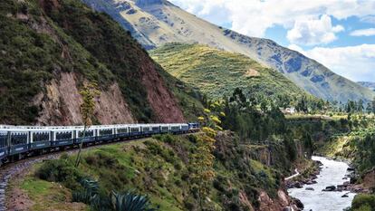 El tren es el único medio de acceso a Machu Picchu. Peru Rail, Belmond Hiram Bingham e Inca Rail ofrecen trayectos hasta Aguas Calientes desde el Valle Sagrado y Cuzco.