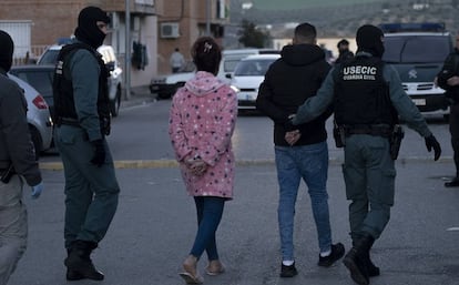 Dos de los 79 detenidos por la Guardia Civil en la redada del pasado martes en Pinos Puente (Granada).