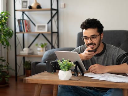 Un estudiante universitario utiliza inteligencia artificial en sus tareas.