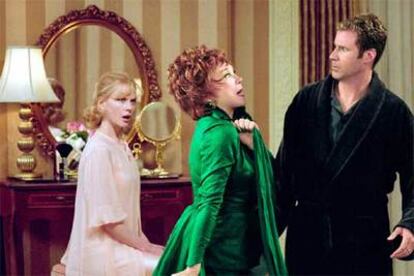 Nicole Kidman, Shirley MacLaine y Will Ferrell (de izquierda a derecha), en una imagen de <i>Embrujada.</i>