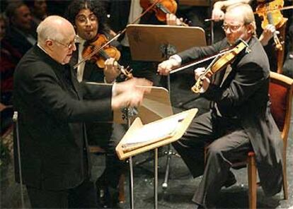 Mstislav Rostropóvich dirige anoche la Orquesta Sinfónica de Madrid en el Teatro Real.

 / EFE