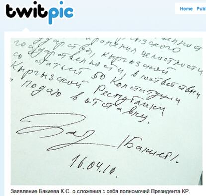 Imagen de la carta manuscrita enviada al Gobierno provisional kirguís por el presidente depuesto Kurmanbek Bakíev. "Declaración de dimisión del KS Bakíev como presidente de Kirguizistán", dice el pie, en el twitter de la líder Rosa Otumbayéba.