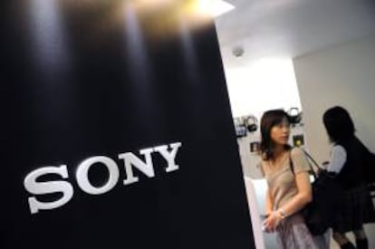 Un par de visitantes pasan delante del logotipo de Sony en una sala de exposiciones en Tokio. EFE/Archivo