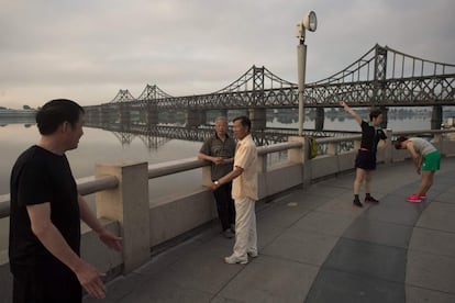 Habitantes de la ciudad de Dandong (China) realizan ejercicios cerca del Puente de la Amistad Sinocoreana que separa China y Corea del Norte.