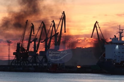 En esta fotografía publicada en el canal de Telegram @VentdeCrimee el 26 de diciembre de 2023, se muestra el buque de guerra dañado tras un ataque ucraniano en el puerto de Feodosiya (Crimea), un territorio controlado por Rusia.