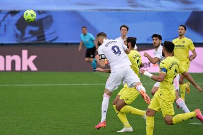 Benzema remata el centro de Odriozola, en un gol anulado por el VAR.