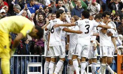 Los jugadores del Real Madrid celebran el primer gol de Cristiano Ronaldo.