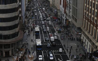 "La Gran Vía es mi niñez. Mi padre tenía lo que hoy es la tienda del Real Madrid. En su momento se llamaba Carmelo. Era una camisería inicialmente. Puso una tienda en la plaza de Canalejas y luego la de Gran Vía. Enseguida mi padre, que era muy emprendedor, se dio cuenta de que había que hacer confección a medida. Hubo una temporada que ganó mucho dinero vendiendo prendas de ante. Yo era pequeñaja, pero me acuerdo mucho de ir a la tienda. Me encantaba. De ir a ver las procesiones, desde el escaparate. Además que todos los sábados íbamos al cine las niñas con mi madre (mi padre se quedaba en la tienda) y a merendar a una cafetería. La Gran Vía ha sido mi niñez". En la imagen, la Gran Vía tras las obras de remodelación.