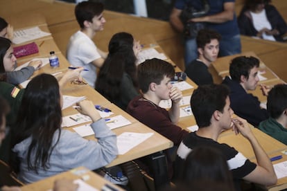 Estudiantes, antes de la primera jornada de Selectividad en la Facultad de Odontología de la Univerisdad Complutense de Madrid.
