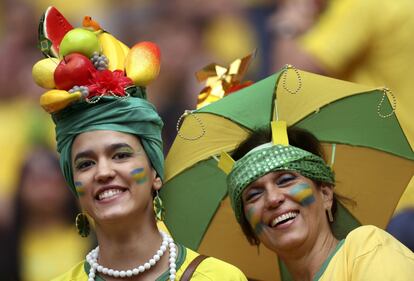 Dupla de torcedoras no jogo Brasil x Camarões.