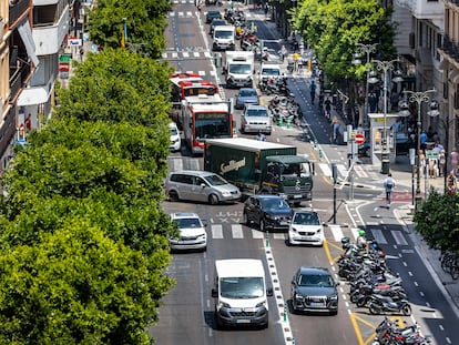 El tráfico en la calle Colón de Valencia, con dos carriles para el transporte público, uno para el vehículo privado y el anillo ciclista.