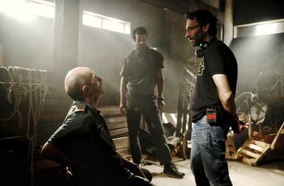Viyuela, Cortada (al fondo) y el director Carlos Therón, en el rodaje de 'Olmos y Robles'.