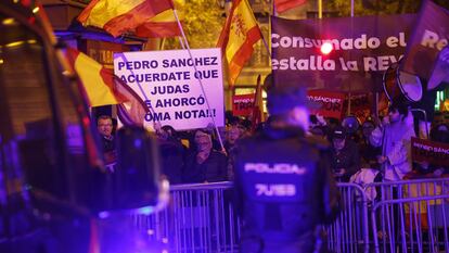 Manifestación contra la amnistía y el líder socialista, Pedro Sánchez, este viernes, en Madrid.