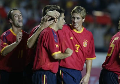 Torres felicita a Raúl tras conseguir su primer gol en el partido España (2) - Ucrania (1), en Elche, de clasificación para la Eurocopa 2004.