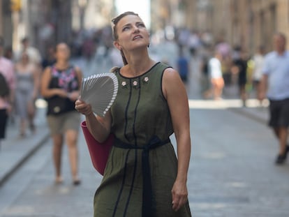 Una mujer se abanica en el centro de Barcelona, este miércoles.