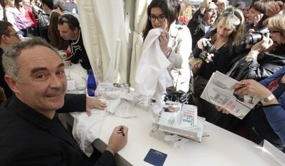 Ferran Adrià firmando libros delante del Corte Inglés del Portal del Àngel de Barcelona.