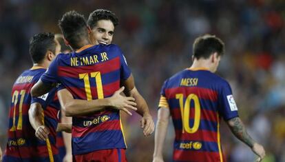 Neymar felicita a Bartra por su gol.