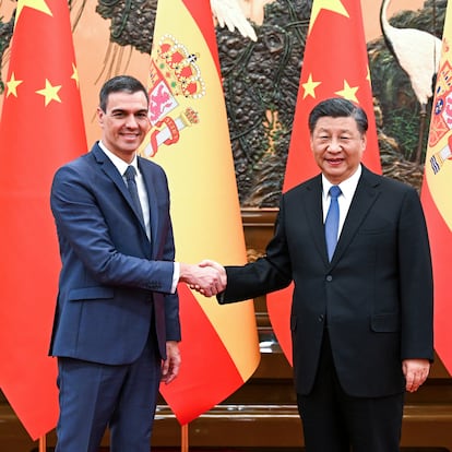 Beijing (China), 31/03/2023.- Chinese President Xi Jinping (R) shakes hands with Spanish Prime Minister Pedro Sanchez during their meeting in Beijing, China, 31 March 2023. The Spanish prime minister is in China on a two-day state visit. (España) EFE/EPA/XINHUA / RAO AIMIN CHINA OUT / MANDATORY CREDIT EDITORIAL USE ONLY
